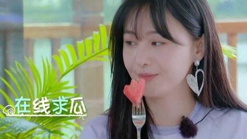 小馨在树上吃瓜视频,小馨的夏日悠闲时光