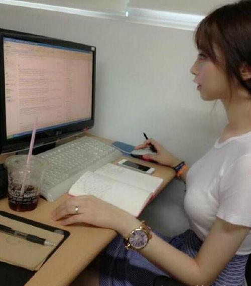 美女上班吃瓜视频大全下载,视频大全下载揭秘职场娱乐瞬间