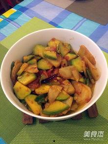 给小瓜吃番茄的视频,小瓜品尝番茄美味瞬间