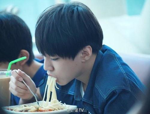 王俊凯吃瓜搞笑视频,萌态十足引网友爆笑