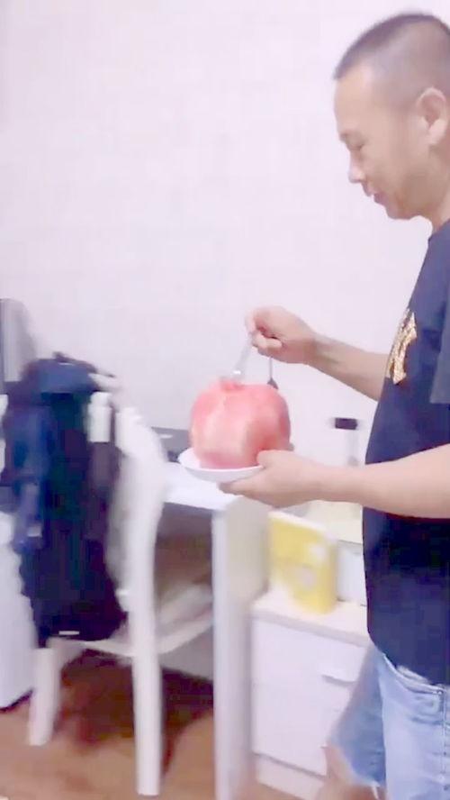 小棉袄吃瓜视频,揭秘娱乐圈幕后故事