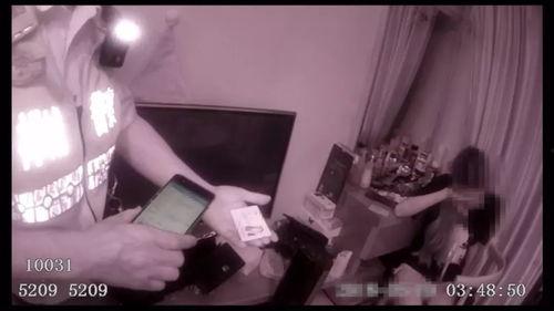 女子吃瓜摔下楼视频播放,视频播放引发网友热议