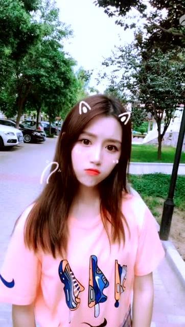 伊犁女孩吃瓜视频播放,网友热议瓜果飘香下的民族风情