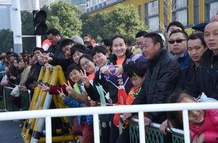 吃瓜围观姿势视频,视频带你领略吃瓜群众的独特风采