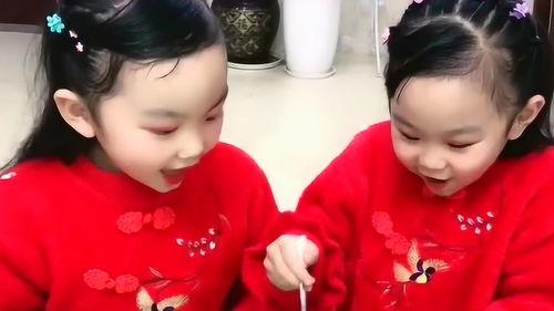 双胞胎姐弟吃瓜视频,萌娃搞笑瞬间，家庭欢乐时光