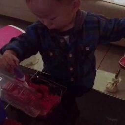 小盆友吃瓜的视频,萌态十足引网友热议