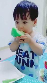 儿子吃哈密瓜视频,甜蜜瞬间记录