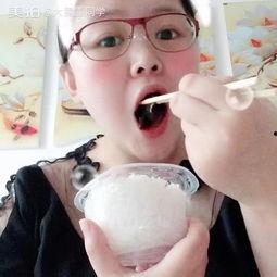 下雨天梳头吃瓜视频,趣味生活瞬间捕捉